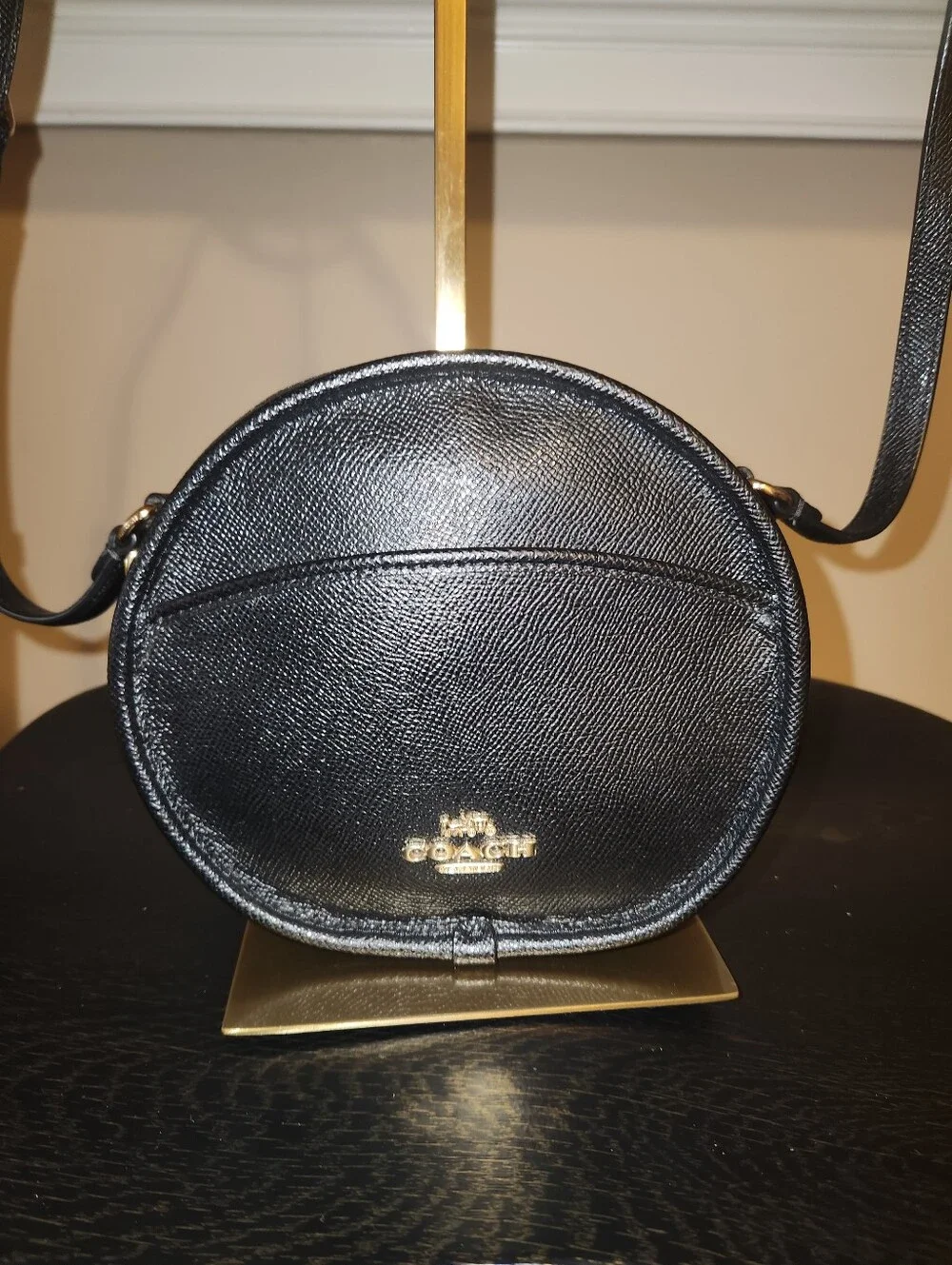 Coach compact round